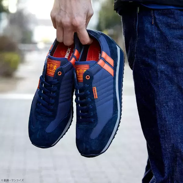 「“マフティー”マークがオシャレ！「ガンダム 閃光のハサウェイ」×「PATRICK」のコラボスニーカー登場」の画像