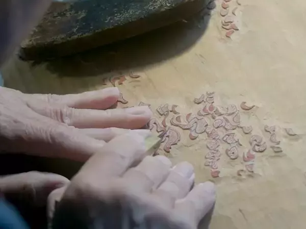 「「NieR:Automata」2B、凛と立つ姿が美しい…！浮世絵木版画が数量限定で登場＆D.K直筆サイン入り」の画像