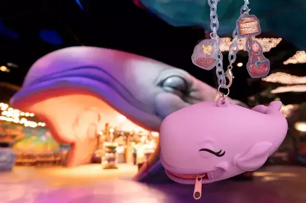 「8種類のミッキーぬいぐるみがどれもかわいい♪ 東京ディズニーシー25周年スペシャルグッズが新登場！8つのテーマポートの魅力や25年間の歴史がつまったグッズはファン必見」の画像