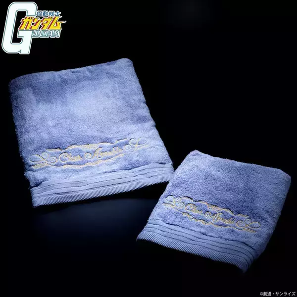 「「ガンダム」“赤い彗星”シャア・アズナブルも風呂上りに使ったタオルがグッズ化！ 専用のドアプレートも付属」の画像