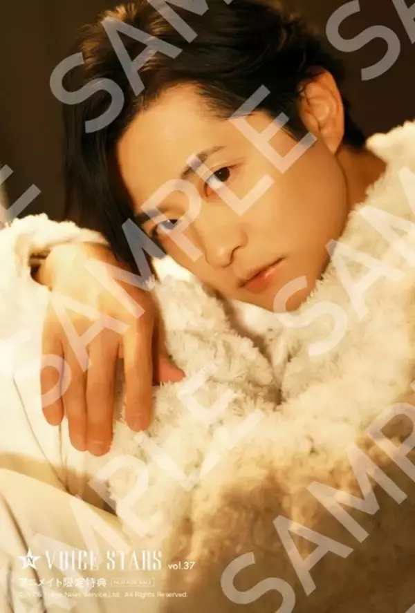 「声優・下野紘、桜との美麗ショットが眼福♪「神の雫」亀梨和也×佐藤拓也が裏表紙に　「TVガイドVOICE STARS」」の画像