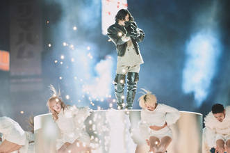 歓喜の声が広がる！米津玄師 伝説の２年連続紅白「IRIS OUT」＆「さよーならまたいつか！」映像が待望の公式アーカイブ化！