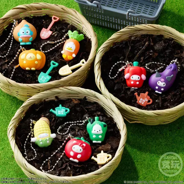 「「サンリオ」キティがトマトに、クロミはナスになっちゃった!? ヘルシー野菜が可愛いマスコットチャーム登場」の画像