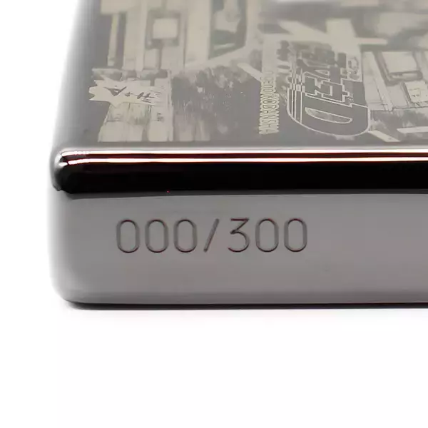 「「頭文字D」“とにかく絶対!!このクルマで勝ちたいんだ!!” レーザー刻印の300個限定ZIPPOが登場」の画像