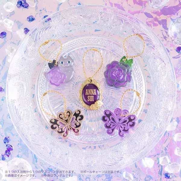 「「ANNA SUI」キラキラときめきMAXのバスボールが！アナ・スイ女史監修のティーローズの香り＆限定ヘアバンド付きセットも」の画像