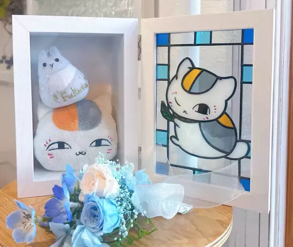「「夏目友人帳」ニャンコ先生、お花と光できらめく…♪ 作中のワンシーンを想う「グラスアートと花束のセット」登場」の画像