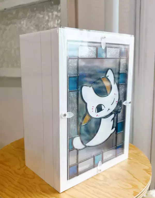 「「夏目友人帳」ニャンコ先生、お花と光できらめく…♪ 作中のワンシーンを想う「グラスアートと花束のセット」登場」の画像