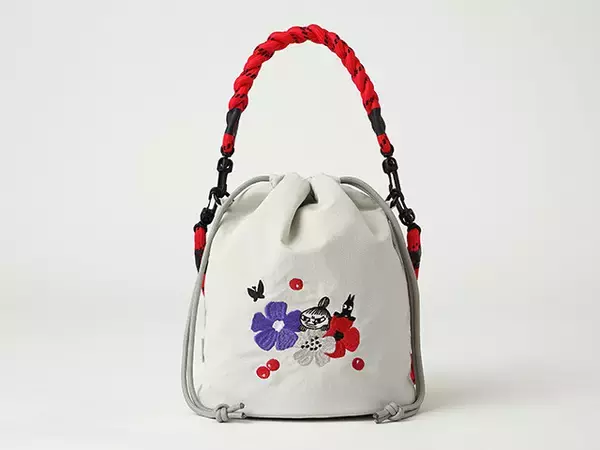 「ムーミン、リトルミイ、スナフキンの大人かわいい巾着バッグ登場！世界観を刺繍で表現☆」の画像