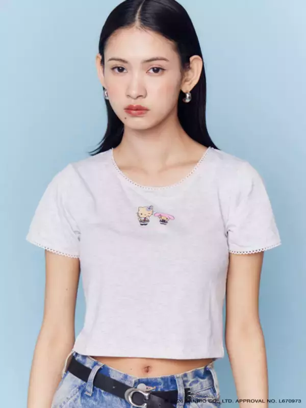 「「サンリオ」日焼けキティ＆マイメロのワンポイントがキュート♪「EMODA」コラボのTシャツやバッグが登場」の画像
