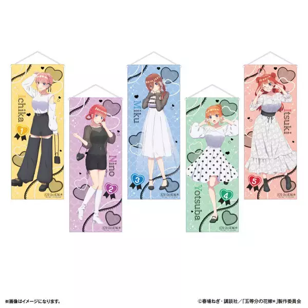 「「五等分の花嫁」三玖、四葉らが大人っぽモノクロデートコーデでちょっぴり背伸び♪  メガネスタンドなど新グッズ登場」の画像