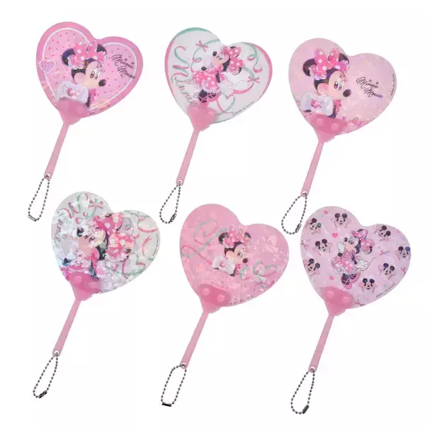 「ミニーがアイドルに♪ ミッキーは全力ペンラで推し活!? 猛烈かわいい新コレクション登場」の画像