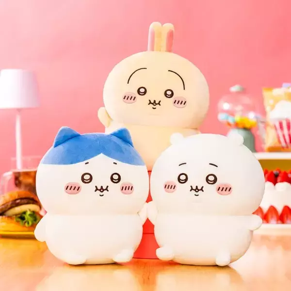 「「ちいかわ」ぽっちゃり感がたまらん…！ハチワレ、うさぎの“重め！”抱っこぬいなど最新グッズが登場♪」の画像