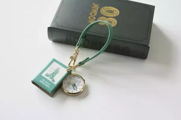 「「ムーミン」持ってるだけでワクワク♪ ブック型ケース付きフックウォッチなど小説出版80周年記念のデザインアイテム登場」の画像