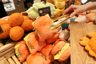 まるで本物のパン屋!? 「にっこりーノ」POPUP SHOP「にっこりーノベーカリー」が初開催！ トレーに乗せて買い物を楽しめる