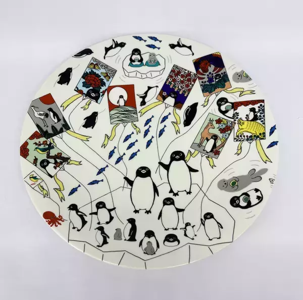 「“Suicaのペンギン”の花札版画や、九谷焼コラボ作品も！坂崎千春の版画展「はんなりペンギン」が京都で開催中」の画像