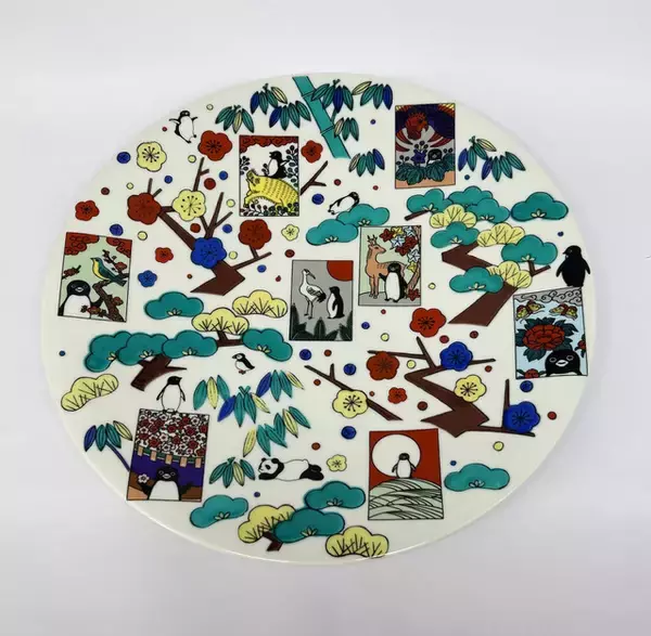 「“Suicaのペンギン”の花札版画や、九谷焼コラボ作品も！坂崎千春の版画展「はんなりペンギン」が京都で開催中」の画像