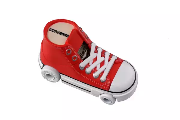 「CONVERSE×トミカ初コラボ！ALL STARシューズ型トミカが発売」の画像
