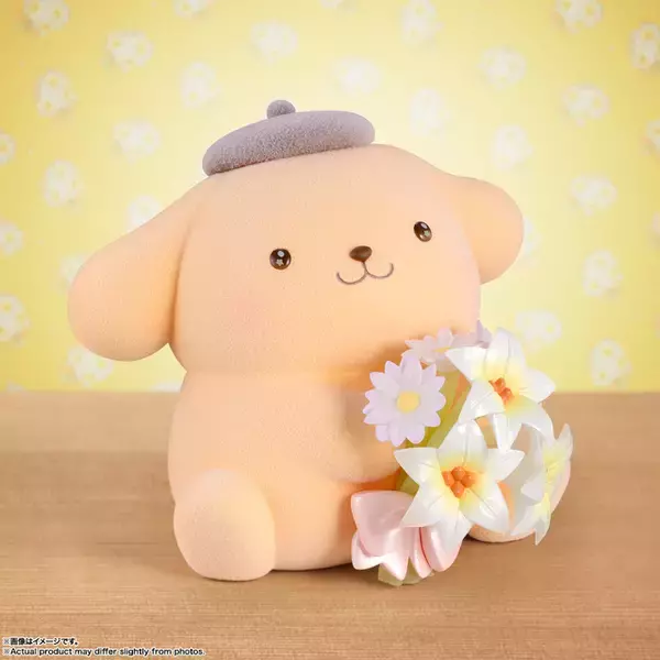 「愛くるしい瞳にメロメロ♪ 「ポムポムプリン」パステルカラーverがついに発売！ ユリ&ミヤコワスレを手にちょこんと佇む姿がキュート」の画像
