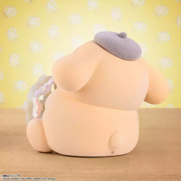 「愛くるしい瞳にメロメロ♪ 「ポムポムプリン」パステルカラーverがついに発売！ ユリ&ミヤコワスレを手にちょこんと佇む姿がキュート」の画像
