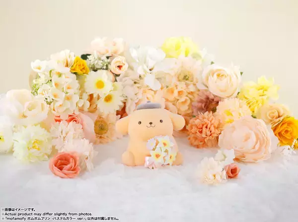 「愛くるしい瞳にメロメロ♪ 「ポムポムプリン」パステルカラーverがついに発売！ ユリ&ミヤコワスレを手にちょこんと佇む姿がキュート」の画像