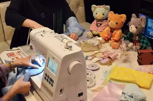 「コスプレイヤーに大好評！ カラオケ「JOYSOUND」の“ミシン貸出”が常設＆全国4店舗に拡大」の画像