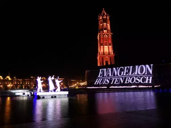 「「エヴァ×ハウステンボス」ナイトショーもエヴァ仕様！ 高橋洋子が「魂のルフラン」「残酷な天使のテーゼ」生歌唱」の画像