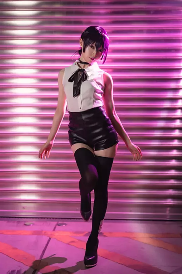 「【コスプレ】「チェンソーマン」爆弾の悪魔レゼの美しさが怪しく光る！人気レイヤー・まゆろん【写真13枚】」の画像