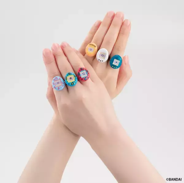 「「たまごっち」“初代”をモチーフにした指輪がガシャポンに！ 全12種、1996年発売当時のパッケージも再現」の画像