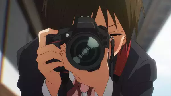 「冬アニメ「明日ちゃんのセーラー服」写真のモデルを引き受けた小路だが… 第4話先行カット」の画像