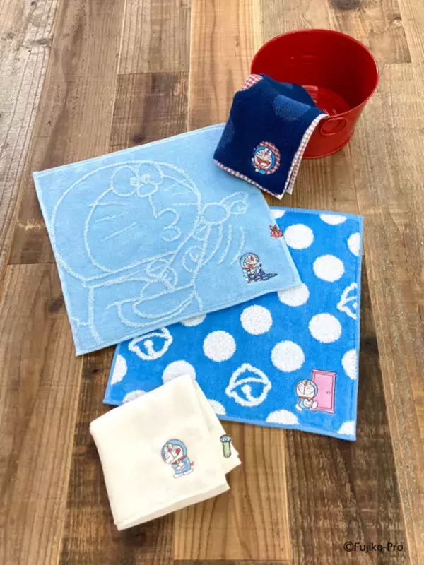 「「ドラえもん」どこでもドアやスモールライトをキュートに刺繍♪ 春っぽハンカチ＆トートバッグが登場☆」の画像