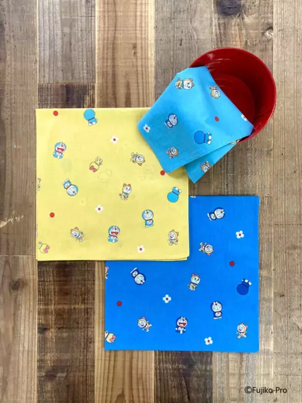 「「ドラえもん」どこでもドアやスモールライトをキュートに刺繍♪ 春っぽハンカチ＆トートバッグが登場☆」の画像