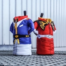 “僕が一番、ペットボトルを上手く持ち運べるんだ！” アムロとシャアの服のペットボトルホルダー登場！「機動戦士ガンダム ボトルホルダー」が予約受付中！