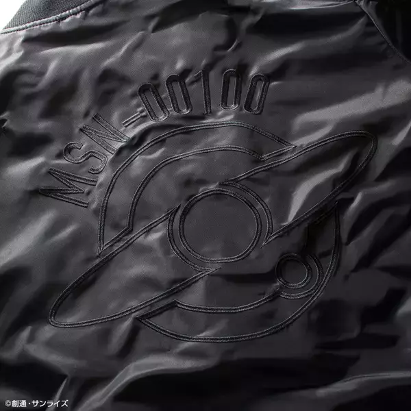 「「機動戦士Zガンダム」クワトロ・バジーナモデルの新作MA-1が登場！「A.E.U.G.」＆「百式」デザインのTシャツも！」の画像