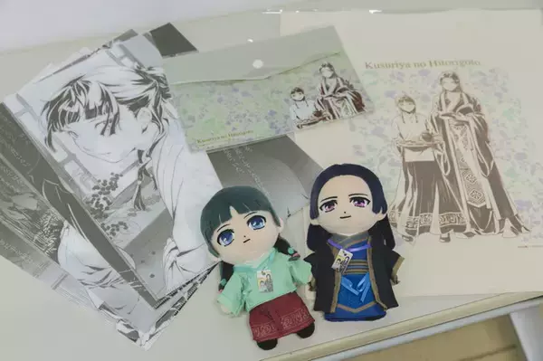 猫猫＆壬氏様のぬいぐるみが新発売♪ 「薬屋のひとりごと」原作展が横浜赤レンガ倉庫にて開催！ 追加コンテンツや新規グッズも目白押し
