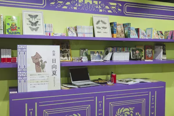 「猫猫＆壬氏様のぬいぐるみが新発売♪ 「薬屋のひとりごと」原作展が横浜赤レンガ倉庫にて開催！ 追加コンテンツや新規グッズも目白押し」の画像