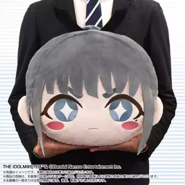 「“抵抗は無駄ですよ。大きなお顔ぬいになったので。”「学マス」リーリヤ、燕、麻央のおっきな顔がぬいぐるみに♪ 思わず抱きしめたくなるサイズ感」の画像