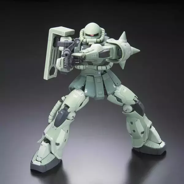「“ええい！よくもジーンを！”「RG 1/144 MS-06F 量産型ザク」が抽選販売中！ アドヴァンスドMSジョイント採用で、隊長機用アンテナ2種と一般兵用頭部が付属！」の画像