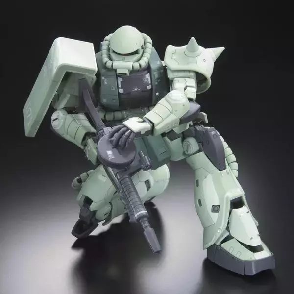 「“ええい！よくもジーンを！”「RG 1/144 MS-06F 量産型ザク」が抽選販売中！ アドヴァンスドMSジョイント採用で、隊長機用アンテナ2種と一般兵用頭部が付属！」の画像