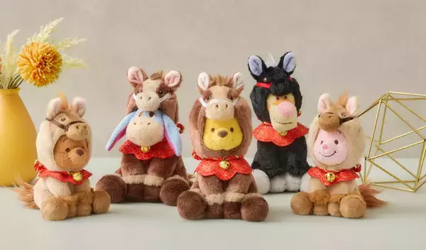 「「ディズニー」プーさん＆スティッチが2026年の干支・うまに変身!? 鏡餅や門松、しめ飾りなどお正月アイテム登場」の画像