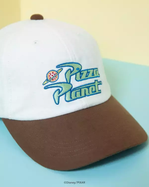 「「トイ・ストーリー」ジェシーのハットや、お馴染み“Pizza Planet”がキャップに♪ CA4LAコラボで限定アイテム登場」の画像