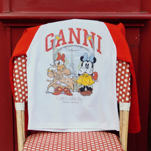 「ディズニー」×GANNIコラボ第3弾！ デイジーとミニーの大冒険を大胆にプリント♪ Tシャツやスウェット、アクセサリーがラインナップ