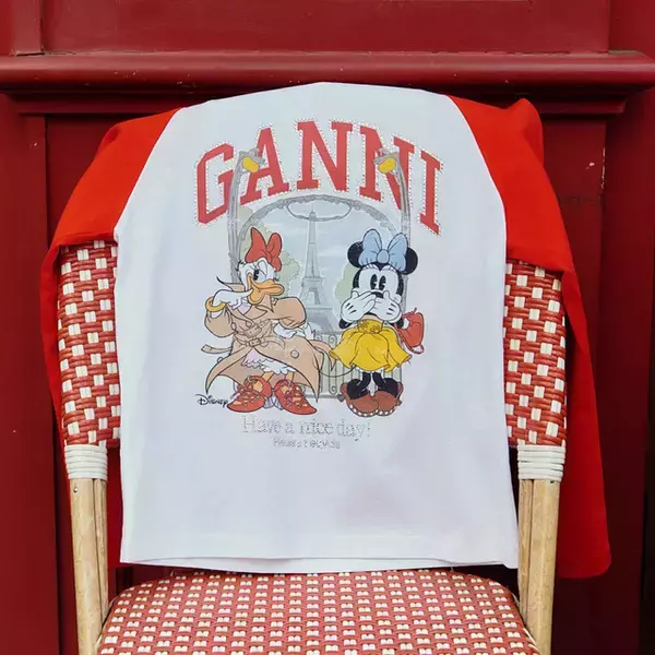 「ディズニー」×GANNIコラボ第3弾！ デイジーとミニーの大冒険を大胆にプリント♪ Tシャツやスウェット、アクセサリーがラインナップ