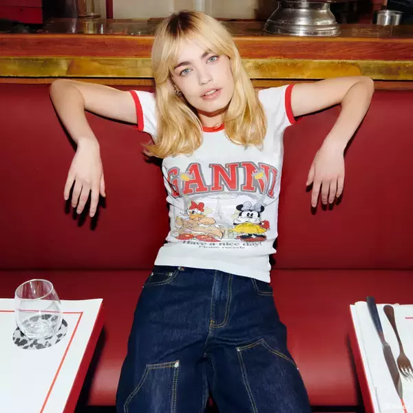 「「ディズニー」×GANNIコラボ第3弾！ デイジーとミニーの大冒険を大胆にプリント♪ Tシャツやスウェット、アクセサリーがラインナップ」の画像