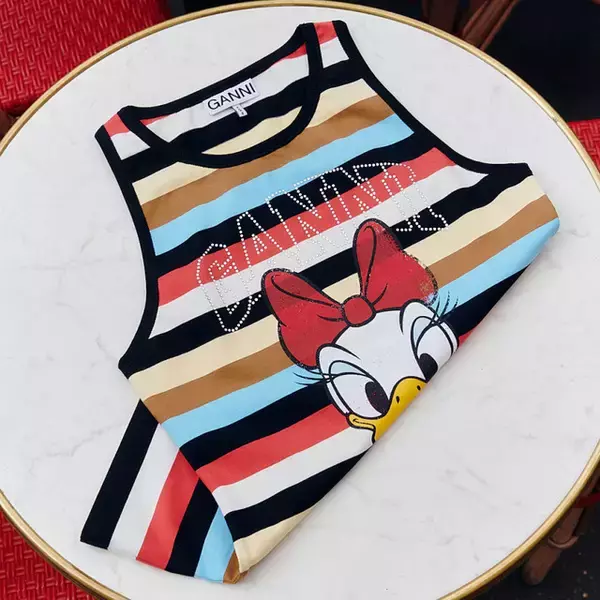 「「ディズニー」×GANNIコラボ第3弾！ デイジーとミニーの大冒険を大胆にプリント♪ Tシャツやスウェット、アクセサリーがラインナップ」の画像