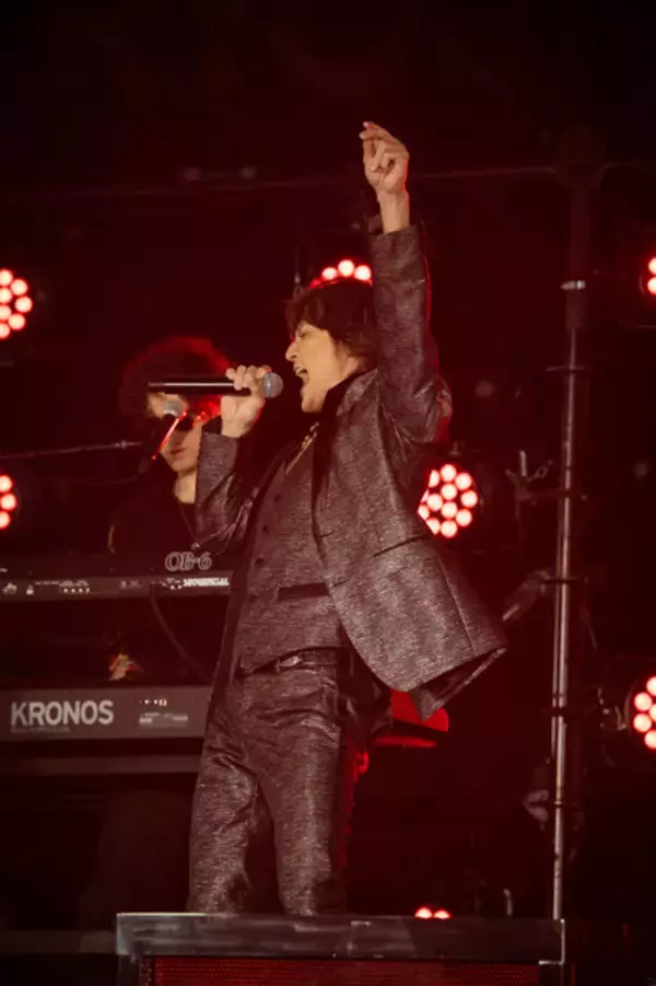 「【現地レポート】稲葉浩志が「タッチ」を熱唱！  アニメの名曲がWBCのステージで“青春と野球”の情熱をよみがえらせた」の画像