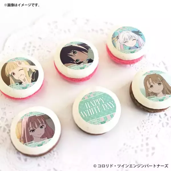 「「超かぐや姫！」かぐや・酒寄彩葉・月見ヤチヨがホワイトデーのスイーツに♪ 缶バッジ付きケーキ＆マカロンが登場」の画像