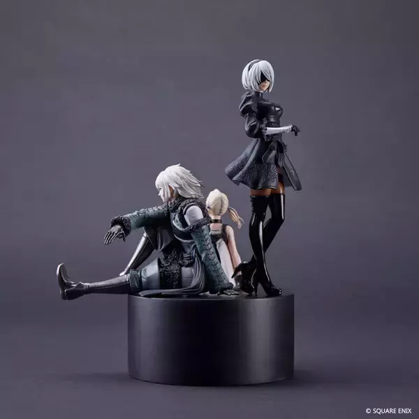 「NieR」2B＆“Replicant”の主人公＆白い少女(フィオ)が夢の共演…！ 15周年記念のグッズBOXが登場