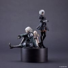 「NieR」2B＆“Replicant”の主人公＆白い少女(フィオ)が夢の共演…！ 15周年記念のグッズBOXが登場