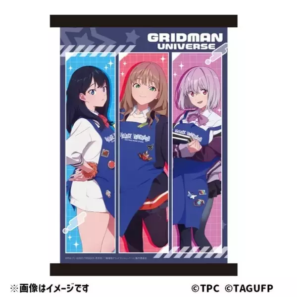 「「グリッドマンユニバース」六花＆夢芽＆アカネがヴィレヴァン店員に…！描き下ろしのエプロン姿がアクキーやタペストリーなどグッズに♪」の画像