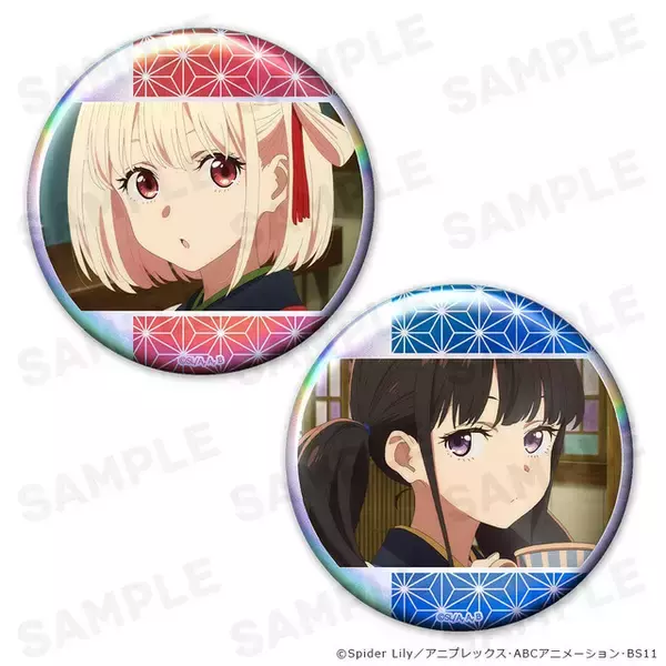 「「リコリコ」千束＆たきなの場面写Tシャツや、“抱っこクルクル”シーンが新グッズに♪  ミニキャラで喫茶リコリコ制服も披露」の画像